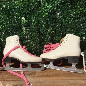 Women's Cream Ice Skates with Pink Laces